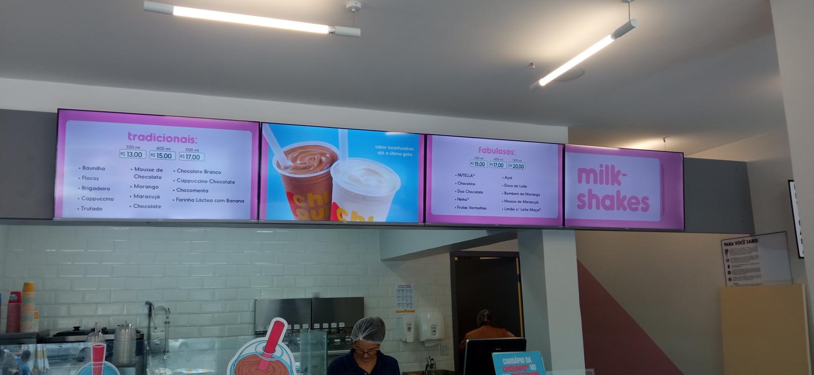 A instalação de um Menuboard na Sorveteria Chiquinho utilizando 4 TVs envolve etapas cuidadosas para garantir que o sistema funcione corretamente e proporcionar uma experiência visual atrativa e prática para os clientes.